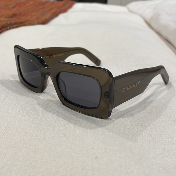 Circulr Gustavo Sunglasses - NWT - never worn - trendy rectangle frame! - Picture 3 of 9